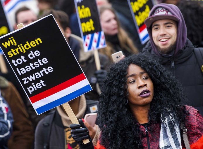 2017-12-02 14:18:05 DOKKUM - Tegenstanders van Zwarte Piet demonstreren in Dokkum voor vrijheid van meningsuiting en demonstratierecht. Roosendaal zit niet op demonstraties te wachten en wil de landelijke intocht niet organiseren.