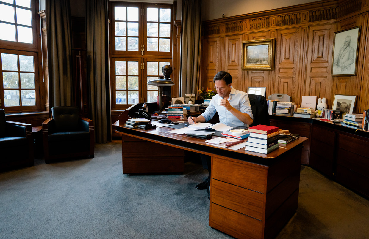 Premier Mark Rutte bereidt zich in het Torentje voor op de tweede dag van de Algemene Politieke Beschouwingen, september 2020. Beeld Hollandse Hoogte /  ANP