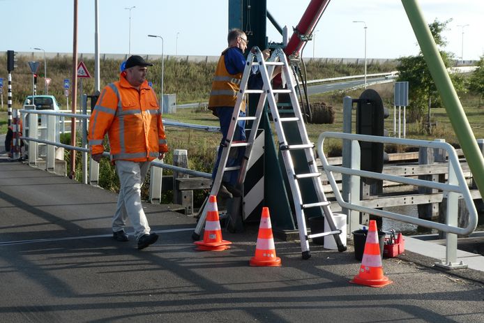 Wesley Libregts (l) ziet toe op de veiligheid op de Dungense Brug tijdens onderhoudswerk eerder dit jaar.