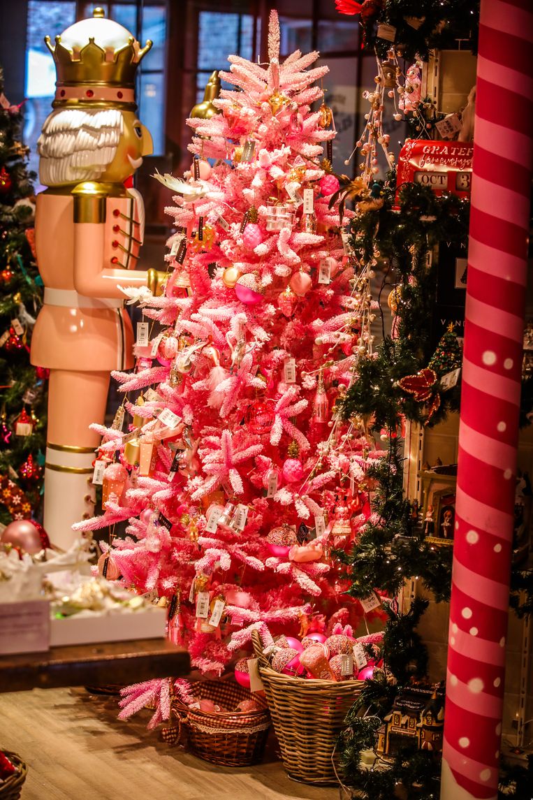 Kerstboom In Een Landelijk Interieur Veel Witte Decoratie Met Wat Zacht Roze Landelijke Kerstbomen Versierde Kerstbomen Kerstboom