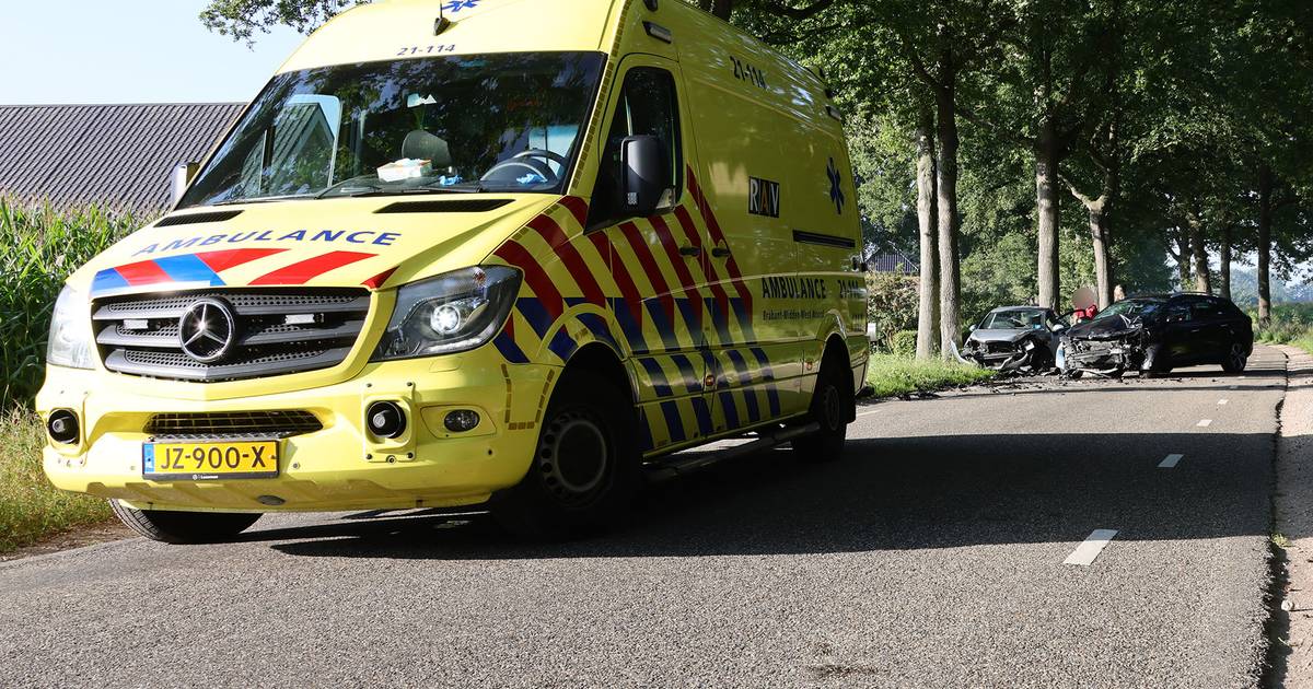 Frontale botsing in Heesch, zwangere vrouw naar ziekenhuis.