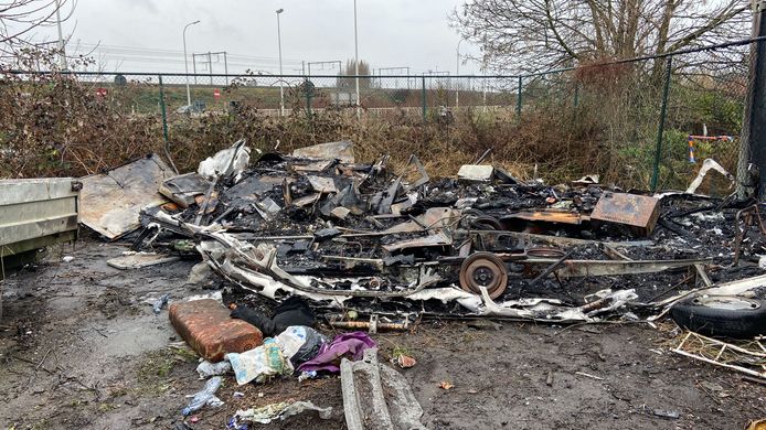 Drie caravans en een container zijn verwoest