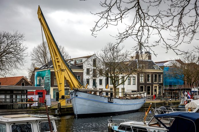 De VL92 Balder ligt momenteel zonder masten aan de Westhavenkade. Streven is om er de komende maanden nieuwe stalen masten op te zetten.