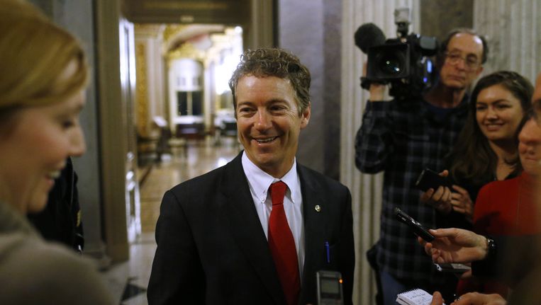 Rand Paul verlaat de Senaat nadat hij daar dertien uur achtereen heeft gesproken Beeld ap