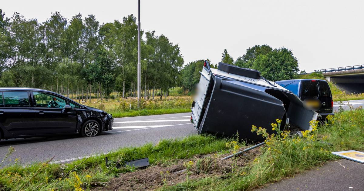 Paardentrailer kiept om na aanrijding op Zuidervaart in Zwartemeer