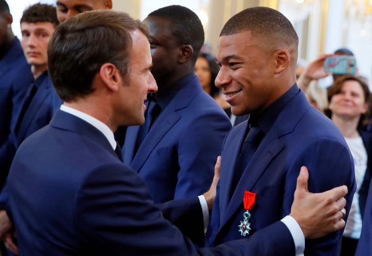 De Franse president Macron blij met Kylian Mbappé als speler van PSG. Beeld AFP