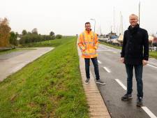 Monsterklus: met de precisie van een theelepeltje wordt de vervuilde grond aan de Westdijk verwijderd