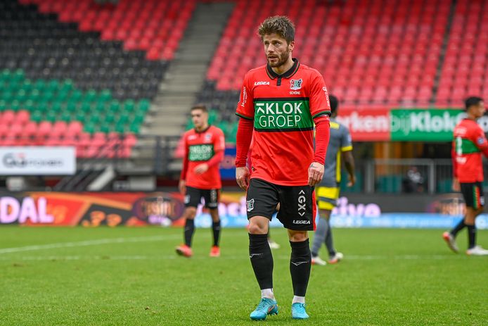 Lasse Schöne loopt teleurgesteld van het veld na de 1-4-nederlaag van NEC tegen Feyenoord.