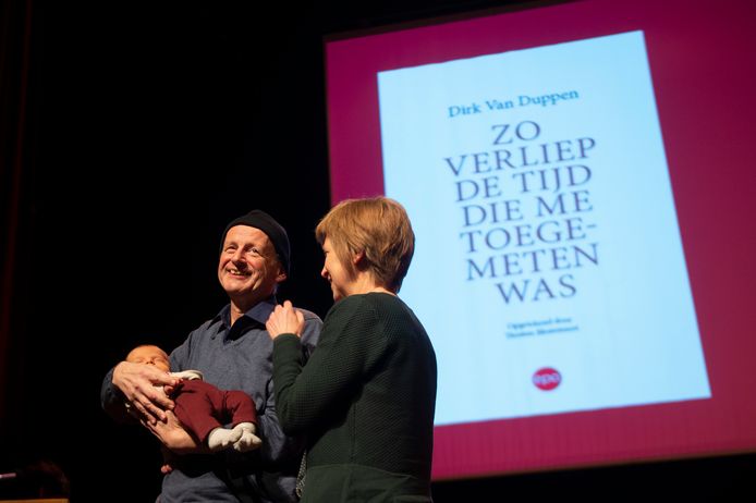 Dokter Dirk Van Duppen kreeg in februari  in een bomvolle Antwerpse concertzaal Roma een afscheidsavond.  Van Duppen verscheen met zijn kleinkind op het podium.