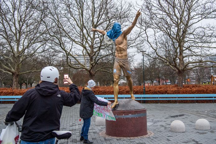 Het standbeeld van Zlatan Ibrahimovic bij het stadion van Malmö FF werd vandaag beklad.