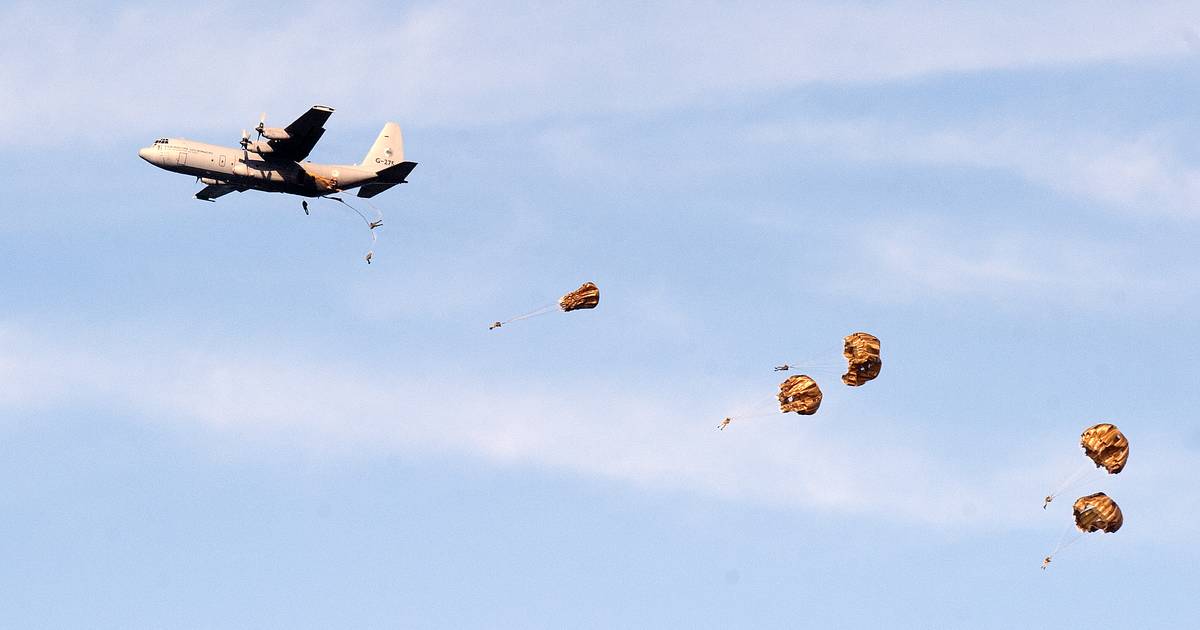 Per dag kijken of parachutisten alsnog kunnen springen boven Ermelo