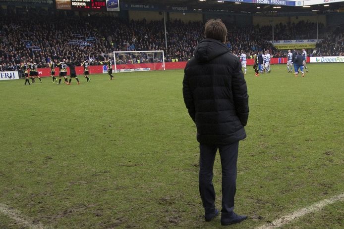 De Graafschap-trainer Jan Vreman kijkt toe hoe zijn spelers en de spelers van Vitesse het publiek in Doetinchem bedanken.