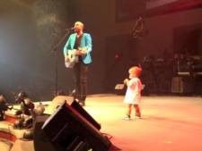 Un bébé vole la vedette à son papa chanteur