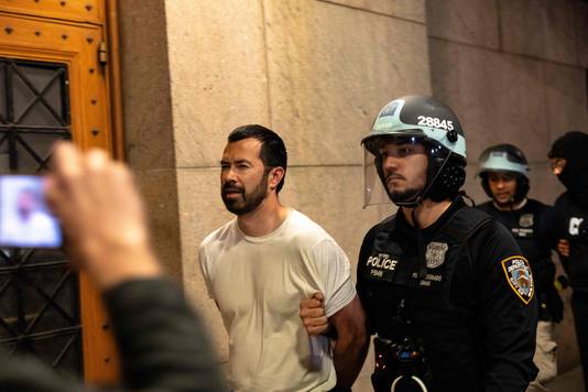 De politie van New York arresteert demonstrerende studenten.