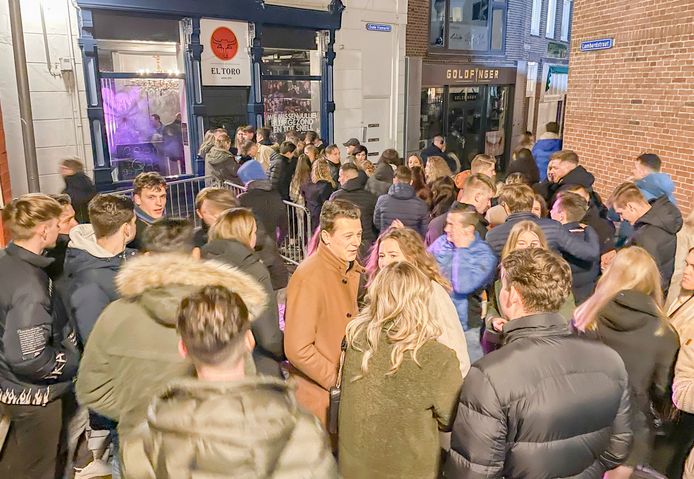 Rijen bezoekers voor de deur van discotheek El Toro in Goes.