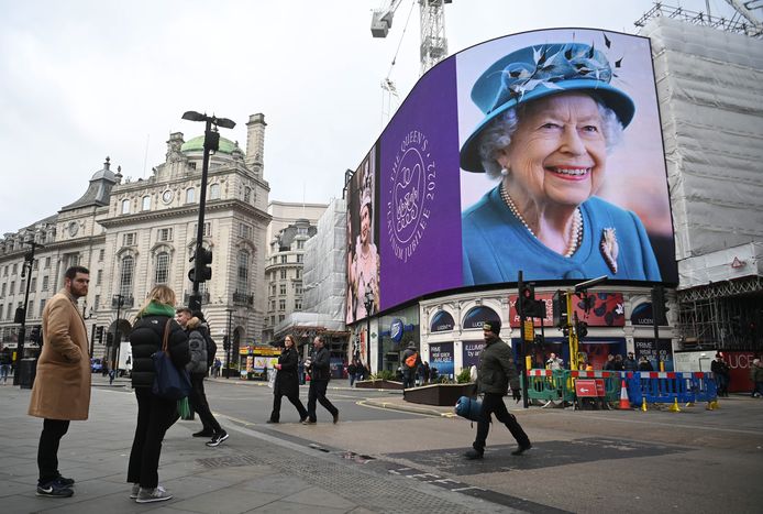 Ter ere van haar jubileum verscheen de koningin op de schermen bij Piccadilly Circus in Londen.