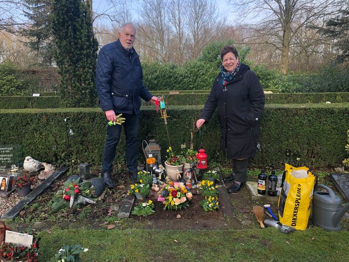 Teun en Marie-Louise van Dorst maken het graf van hun dochter Susanne klaar voor haar 50ste verjaardag.