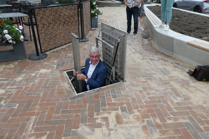Ed Mathijssen daalt af in de regelkelder van de fontein.