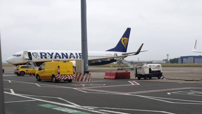 Vliegtuig RyanAir ontruimd nadat passagier zonder papieren zich opsluit in toilet: ‘Paniek was groot’