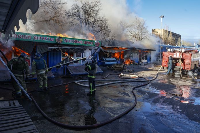 Marché frappé par le bombardement sur Donetsk.