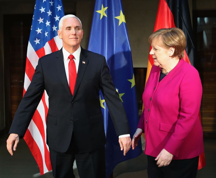 Mike Pence en Angela Merkel