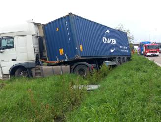 Vrachtwagen belandt in berm op E313 in Wommelgem na botsing met andere vrachtwagen: uur file richting Antwerpen