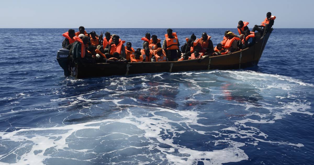 L’Italia ferma un barcone di profughi in Albania, Bruxelles chiede spiegazioni |  All’estero