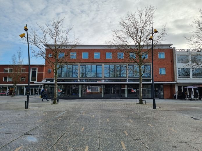 Het C&A-pand is de afgelopen maanden flink verbouwd. Alle appartementen zijn inmiddels verhuurd, op de benedenverdieping komt een kledingwinkel.