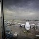 Vliegtuig landt vóór landingsbaan op Schiphol: ‘Extreem zeldzaam incident’
