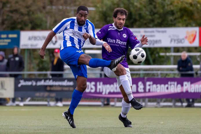 Quinton Eugenia, de gevaarlijkste man aan Almkerk-zijde, neemt geflankeerd door Coen Horb het doel van LRC Leerdam onder vuur.