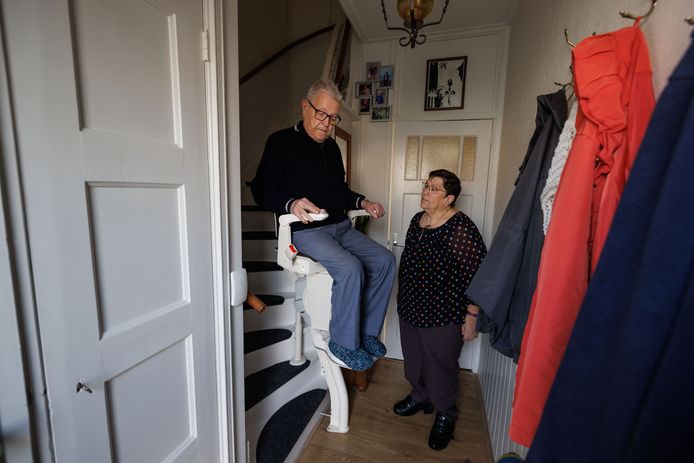 Zonder geen stroom werkt de traplift niet. Dat zorgt voor problemen bij Dinie en Jan van der Veen in Bant tijdens onderhoudswerk aan het elektriciteitsnetwerk.