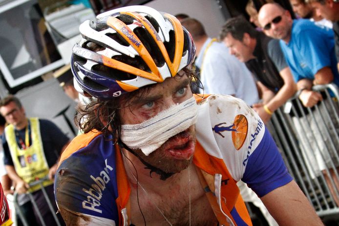 Ten Dam ingepakt na een valpartij op zijn gezicht in de Tour van 2011.