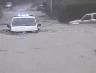 VIDEO: Auto drijft weg, rivieren gutsen door straten en riolen worden fonteinen