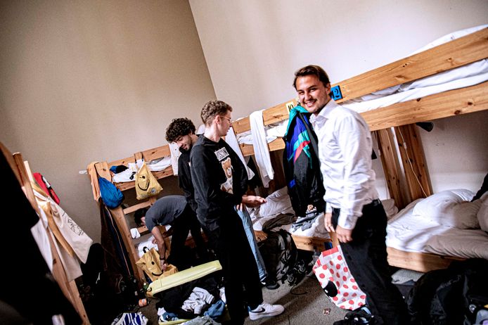In het Tilburgse hostel Roots sliepen op het hoogtepunt tachtig internationale studenten op zoek naar een kamer.  Zoals Manuel, Spiro en Harald (vlnr) in hun slaapkamer in het hostel.
