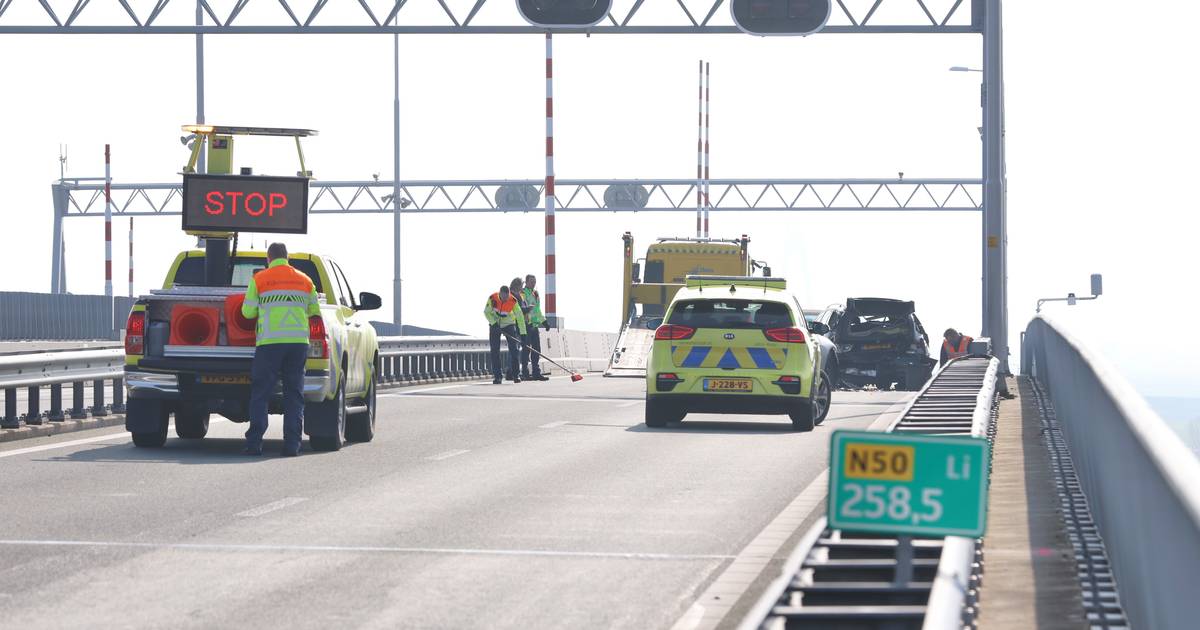 N50 tussen Ens en Kampen dicht na ongeluk met drie autos.