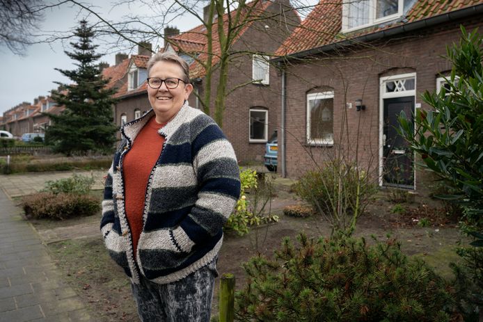 Anita van de Leest uit Schijndel voor haar woning aan de Deken Baekersstraat, die onlangs van binnen is opgeknapt. De buitenzijde van de woning volgt nog.