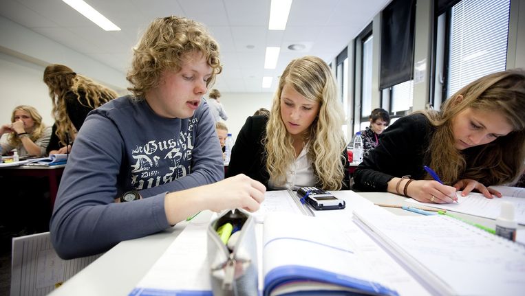 Scholieren bereiden zich tijdens een particuliere cursus in Leiden voor op hun eindexamen. Beeld anp