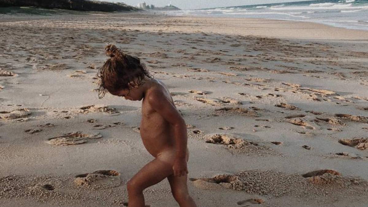 Pourquoi la photo de cet enfant sur la plage a été censurée | Famille |  7sur7.be