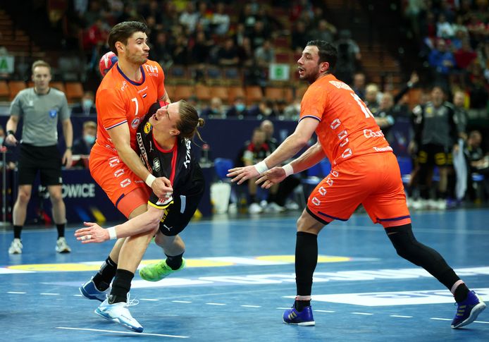 Robin Schoenaker (links) neemt de Duitser Juri Knorr te grazen in het WK-duel in Katowice, afgelopen zaterdag.