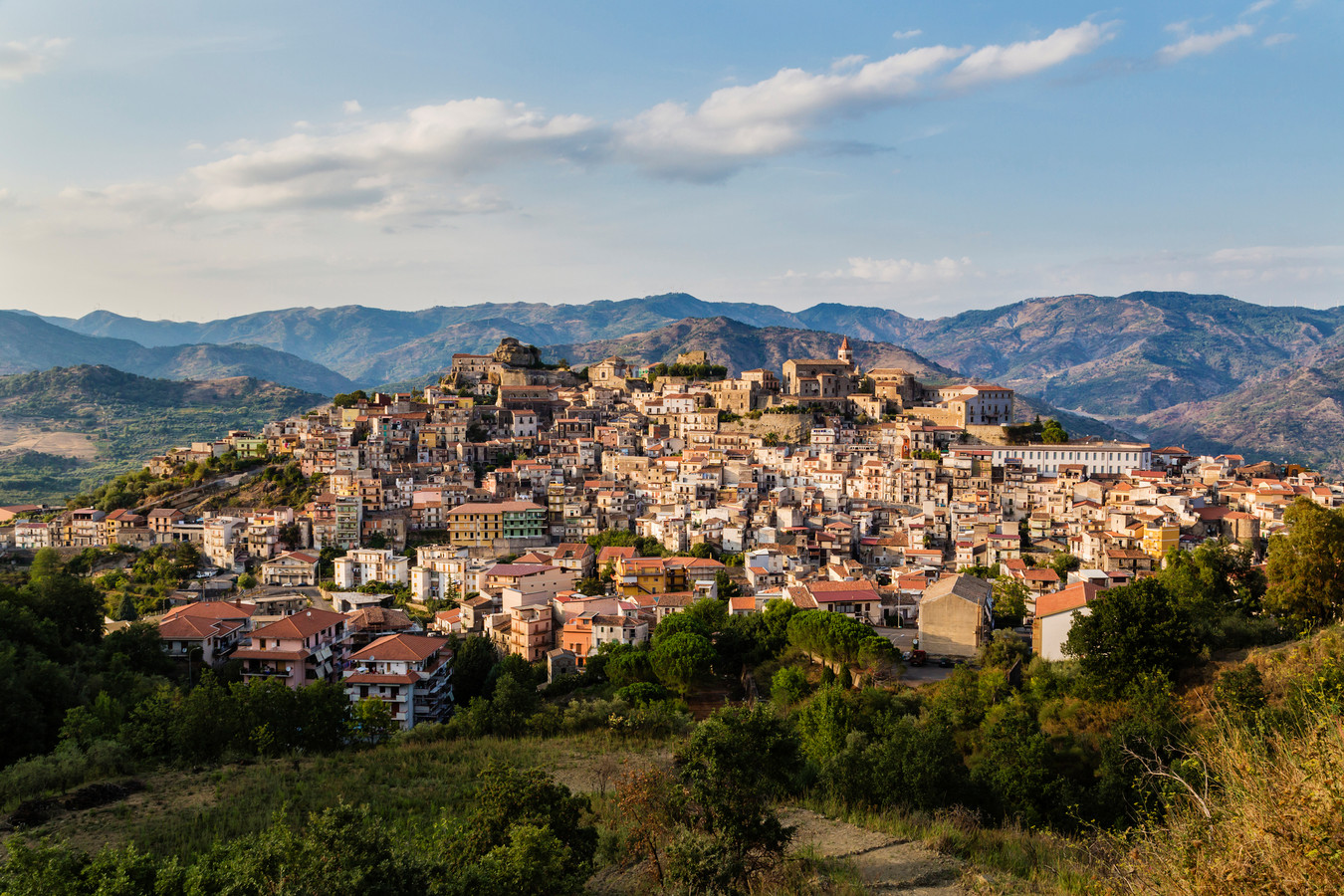 Een dorp op een heuvel in Sicilië.
