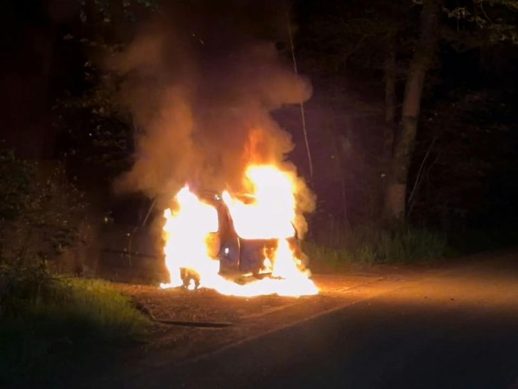 Auto brandt volledig uit in buitengebied van Deurningen