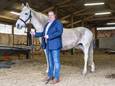 Schepen Wout De Meester geeft het paard Sinterklaas de sporen voor een ludieke vergroeningscampagne.