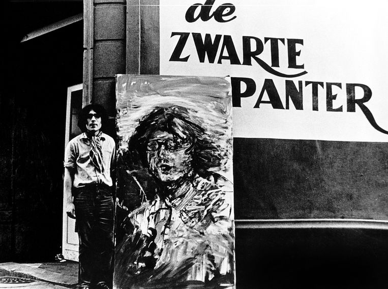 Adriaan Raemdonck toen hij nog academiestudent was, in 1968, hoek Wisselstraat en Oude Beurs. Beeld RV Galerie De Zwarte Panter