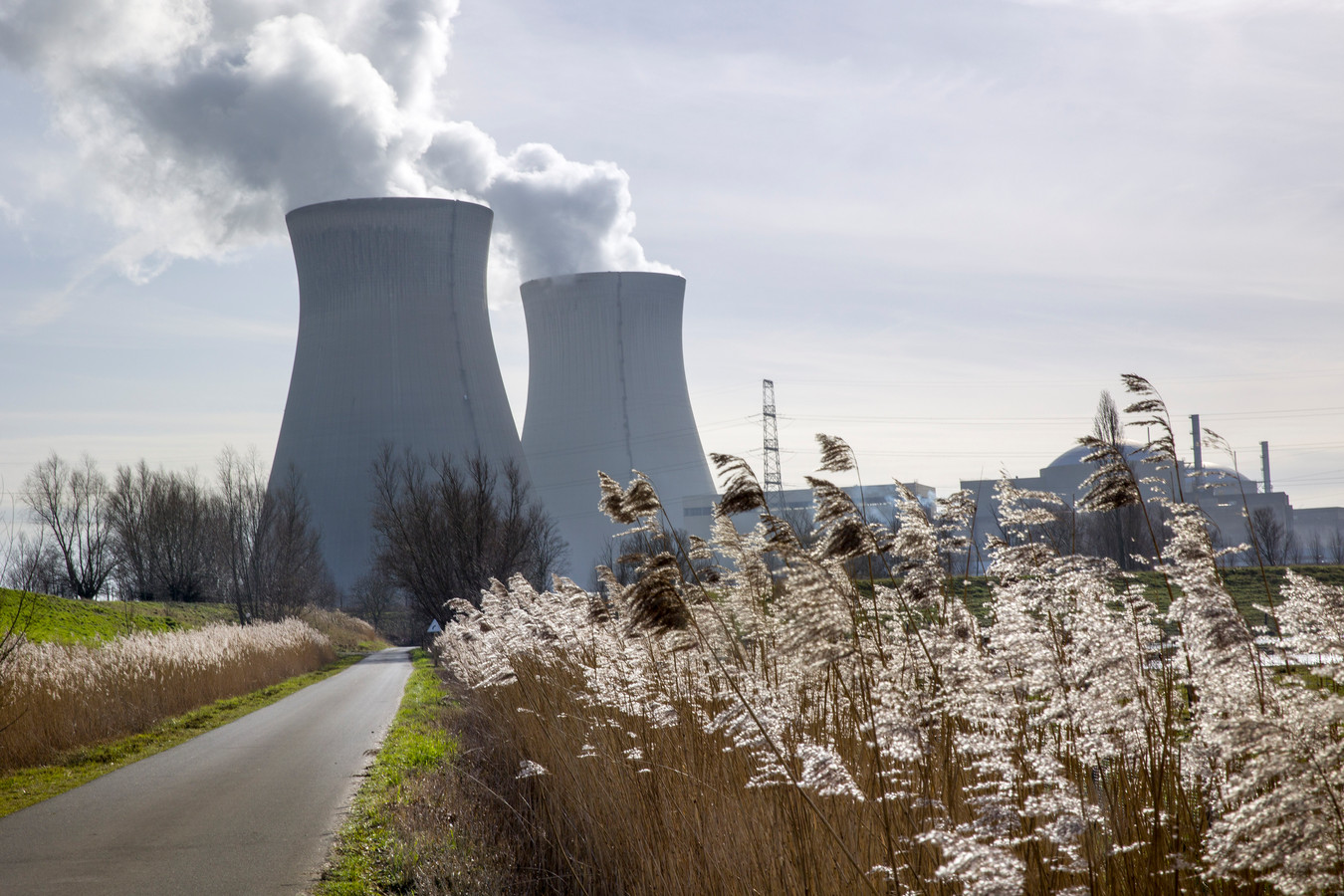 De kerncentrale van Doel in België. Dit beeld hoeven de inwoners van Wageningen in de toekomst niet te vrezen.