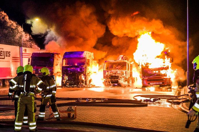 Vier vrachtwagens zijn verwoest door brand op bedrijventerrein Lieskes Wengs in Leuth.