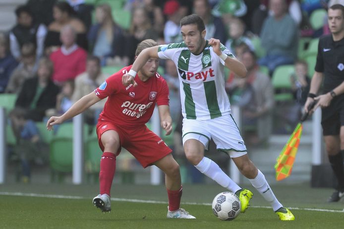 Mimoun Mahi (r) in duel met FC Twente speler Jeroen van der Lely (l).