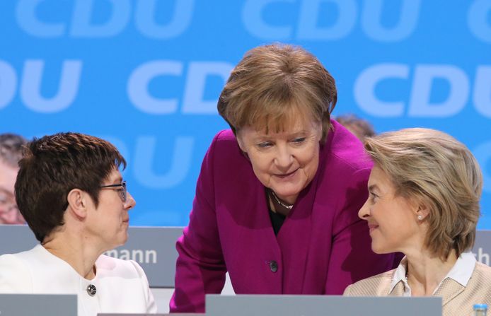 Angela Merkel met de nieuwe partijchef Annegret Kramp-Karrenbauer (l) en minister van Defensie Ursula von der Leyen.