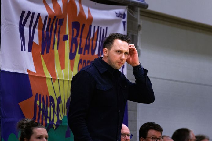 Coach Jelle Visscher moet met Wit-Blauw op de laatste speeldag een uitzonderlijke prestatie leveren om degradatie te verijdelen.
