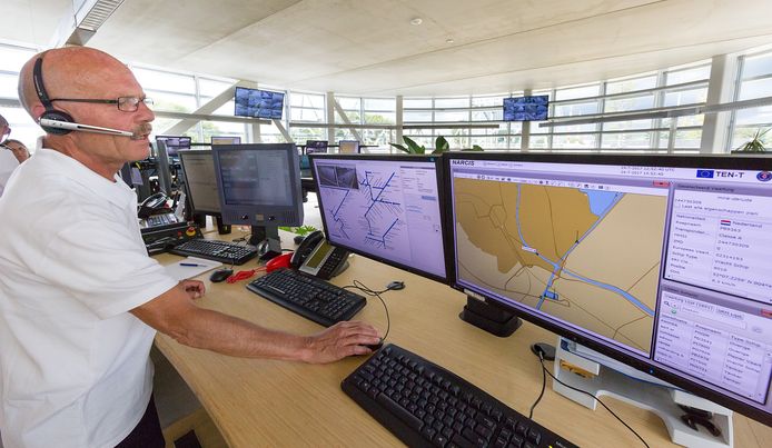 De bruggen in de Gouwe en de Oude Rijn worden bediend vanuit het Brugbedieningscentrum Steekterpoort in Alphen. Een hardnekkige storing schopte de doorvaart in de war.