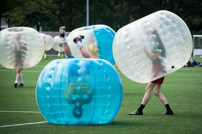 Een van de activiteiten voor de Bredase jeugd tijdens Springbreak in de meivakantie is bubbelvoetbal.
